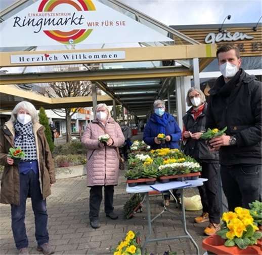 Quartiersmanager Mario Seitz (re), mit den Ehrenamtlichen bei der Primel-Aktion. Foto: SBN