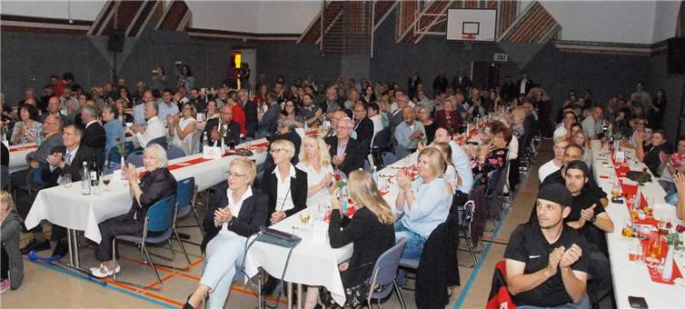 Quasi in der „guten Stube“ des TuS Hilgert, der Pfeifenbäckerhalle, feierten viele Mitglieder, Ehrengäste und Bewohner aus dem Dorf das Jubiläum des Vereins.