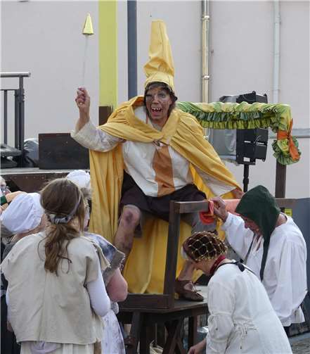 Quasimodo, den einfältigen Glöckner vonNotre Dame, hat der Pariser Mob zumaktuellen Narrenpapst gekürt.