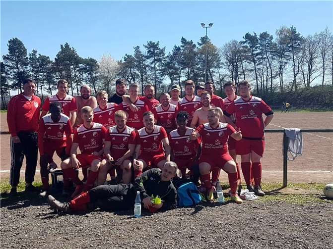 Queckenberg. Die RWQ-Reserve, besser bekannt als die Ha-Wei-Boyz, genießen ihren 4:1-Heimsieg gegen TuS Odendorf 1919 II. Trainerguru Hansi Weinand schickte ein Fernprost aus dem Urlaub auf den Mount Queck. Foto: privat