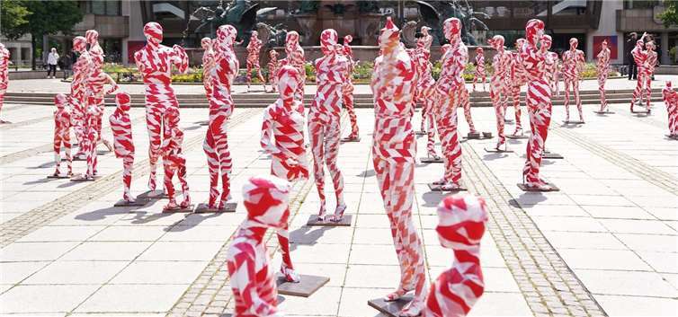 Mahnmal zur Coronakrise : 111 maskierte Mannequins am Deutschen Eck Quelle: © 2020 Atelier Dennis Josef Meseg