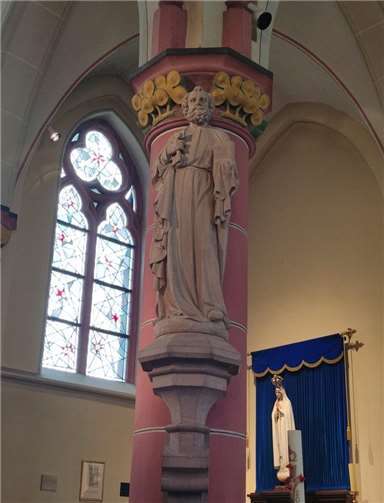 Quelle: Gemeindearchiv Swisttal, Steinfigur des hl. Petrus in der neuen katholischen Kirche.