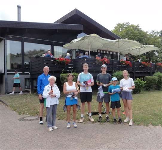 Quelle: HTC Bad NeuenahrAlle Altersklassen waren bei den Gewinnern vertreten.