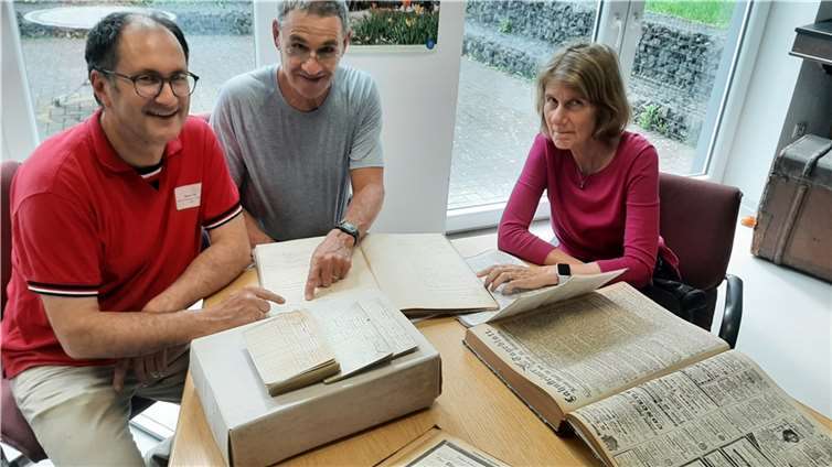 Quellenforschung im Stadtarchiv Lahnstein.  Fotos: Bernd Geil /Stadtverwaltung Lahnstein