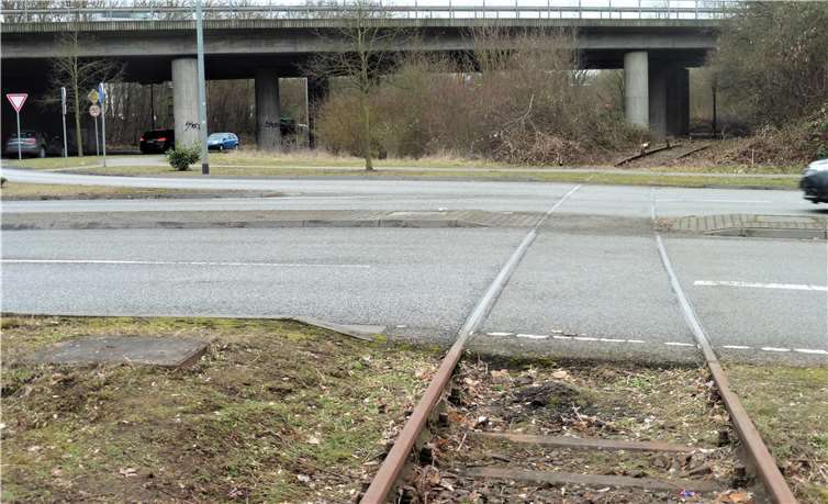 Querung der Bahnschienen der Brexbachtalbahn am Kreisverkehr Brauereistrasse. Fotos: GM
