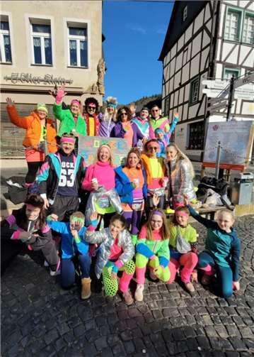 Quietschbunt waren Sandra aus Wimbach mitsamt ihrer Truppe kostümiert. 