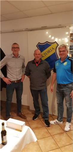 R. Bomm (l.) wurde als stellv. Lauftrefftreffleiter und A. Hahn (Mitte) als Lauftreffleiter des Lauftreffs SV Weitersburg wiedergewählt. P. Schmidt, 1.Geschäftsführer des SV Weitersburg, leitete die Wahlen. Foto: privat