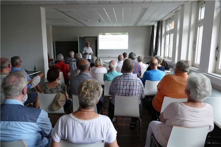 RAR Benno Schäfer, stehend im Hintergrund, bei seinem engagierten ortrag. Foto: Jürgen Schumacher