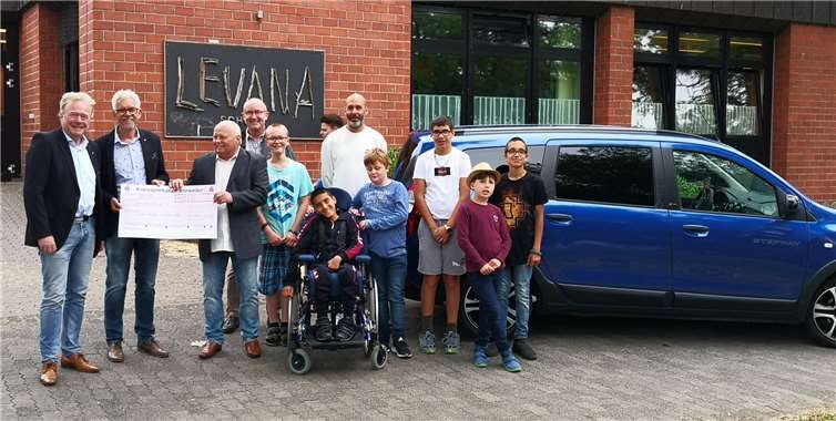 RC-Präsident Dr. Ulf Konrads, Gemeindienstbeauftragter Rolf Emmert und Steffen Hudasch, 1. Vorsitzender des Levana-Fördervereins. Foto: privat