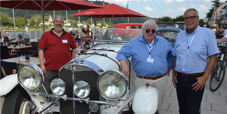 RCC-Vorsitzender Rolf-Dieter Meißner (Mitte) mit Organisator Rudolf Lohmer und Ortsvorsteher Wilfried Humpert am Nachbau des Sieger-MB von 1927. Fotos: AB