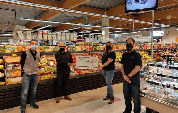 REWE-Chef Parviz Azhari überreicht Julia Häring und Michael Stirenberg vom Fidelio den Spendencheck. Foto: privat