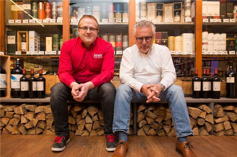 REWE-Kaufmann Michael Glück (r.) freut sich über die wiederholte Auszeichnung seiner Getränkeabteilung.