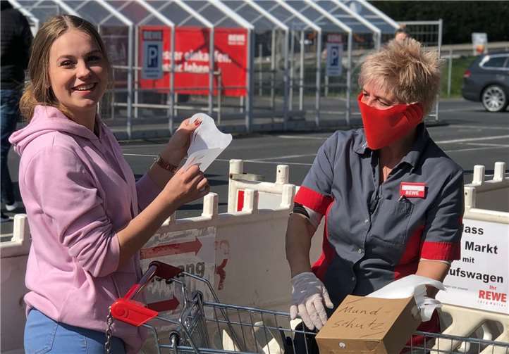 REWE Müller verteilt 20.000 Mank-Schutzmasken an Kunden REWE Müller verteilte Schutzmasken an seine Kunden. Foto: Matthias Müller