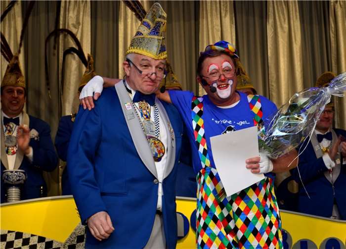 RKK Justitiar Rudolf Schwaderlapp ehrte Thomas Paulsen rechts mit der Verdienstmedaille in Gold am Bande.