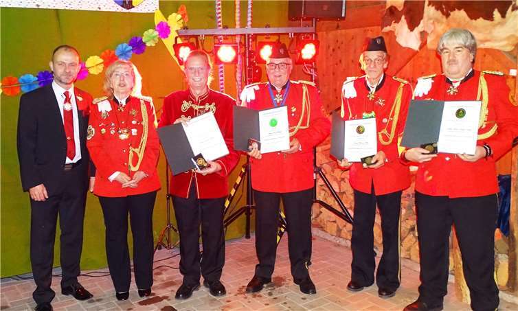 RKK-Koblenz Geschäftsführer Henry Schütt (l.) ehrte verdiente Mitglieder der Carnevalsfreunde Arzheim.PSM