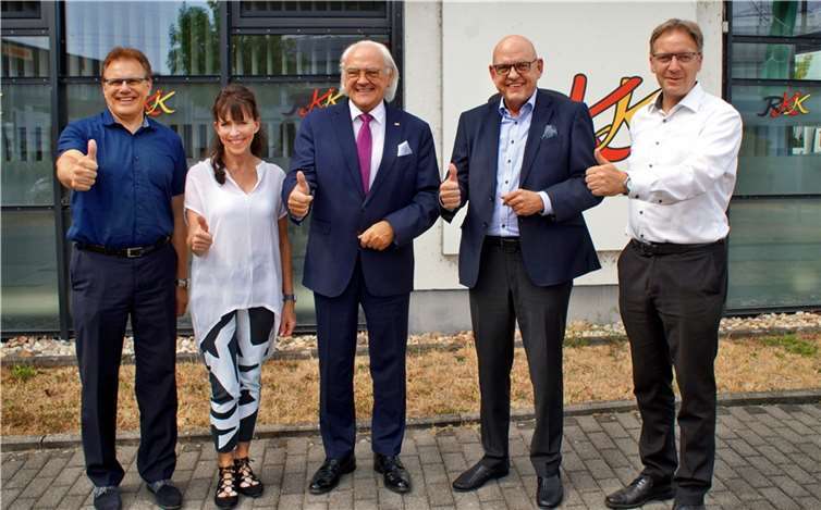 RKK-Präsident Hans Mayer (Mitte) begrüßte in Anwesenheit des RKK-Geschäftsführers Gerd-Walter Adler (li.), der Mitarbeiterin Sabine Helmes (2.v.li.) und des RKK-Pressesprechers Horst Hohn (re.) den neuen Justiziar des bundesweit tätigen karnevalistischen Dachverbandes Franz Obst (2.v.re.). Foto: RKK, Stefanie Ehl