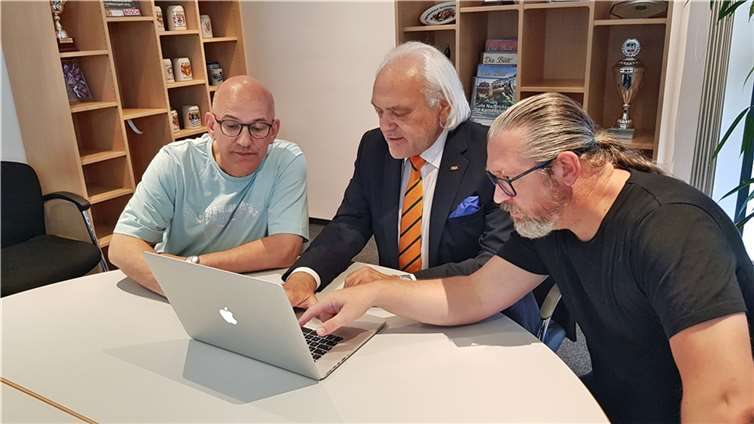 RKK-Präsident Hans Mayer (Mitte) gab gemeinsam mit RKK-Pressesprecher Werner Blasweiler (links) und Grafikdesigner Dirk Diederich den Startschuss für das neue Format „Die Bütt Online“. Foto: RKK