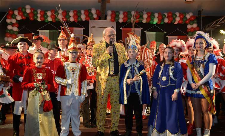 RKK- Präsident Hans Mayer bei seiner Eröffnungsansprache. Mit dabei vorne links das Kinderprinzenpaar aus Koblenz. Thomas Frank