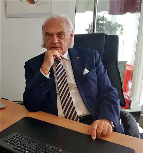 RKK-Präsident Hans Mayer blickt mit großer Sorge auf den kommenden Straßenkarneval. Er fordert die Landespolitik auf, das ehrenamtliche Wirken der Wagenbauer unverzüglich durch den Abbau von bürokratischen Hindernissen zu unterstützen.