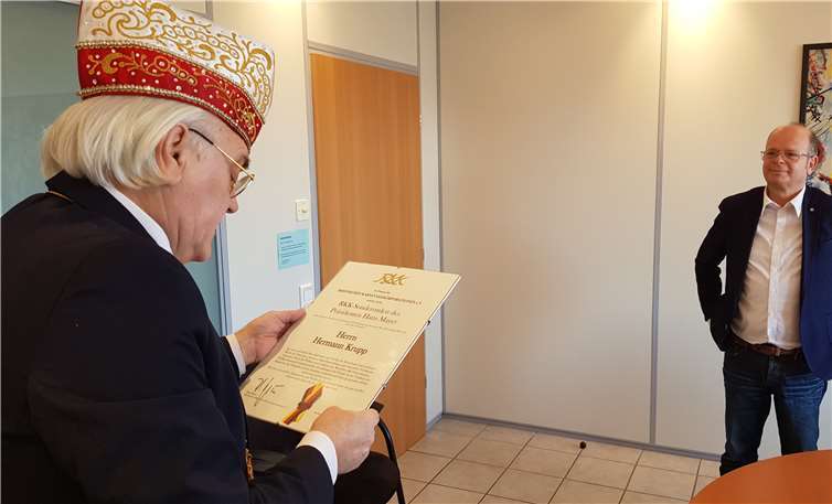 RKK-Präsident Hans Mayer trug den Text der Ehrenurkunde vor.