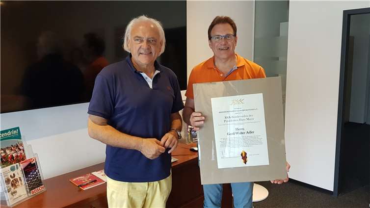 RKK-Präsident Hans Mayer überreichte Gerd-Walter Adler den Sonderorden.  Foto: H. Hohn