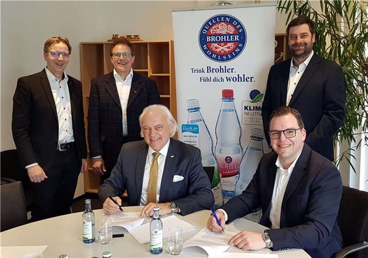 RKK-Präsident Hans Mayer (vorne links) und der Geschäftsführer der Brohler Mineral- und Heilbrunnen GmbH David Schilling (vorne rechts) unterzeichneten in Anwesenheit von RKK-Pressesprecher Horst Hohn (hinten links), RKK-Geschäftsführer Gerd-Walter Adler (hinten mitte) und dem Marketingleiter der Brohler Mineral- und Heilbrunnen GmbH Thorsten Huber (hinten rechts) den Kooperationsvertrag.  Foto: RKK