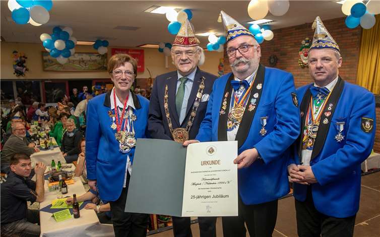 RKK-Präsident Hans Mayer (zweiter von links) überreichte anlässlich des 25-jährigen Bestehens der Karnevalsfreunde Merzbach/Neukirchen eine Jubiläumsurkunde an den Vorstand mit (von links) Kassiererin Marlies Lanzrath, Präsident Jürgen Schöneweiß und Vizepräsident Thomas Jäckel. Foto: -JOST-