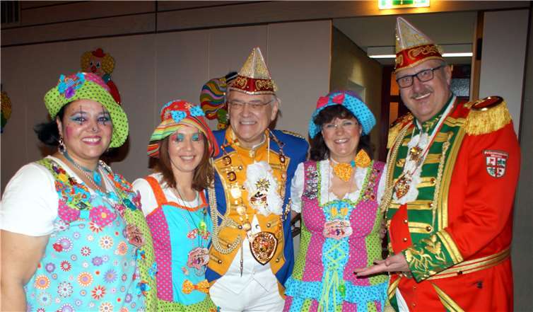 RKK-Präsident Hans Meyer und der Vize-Präsident Hermann Wagner freuten sich, dass auch der Möhnenverein aus Kempenich in farbenfrohen Kostümen erschienen waren.