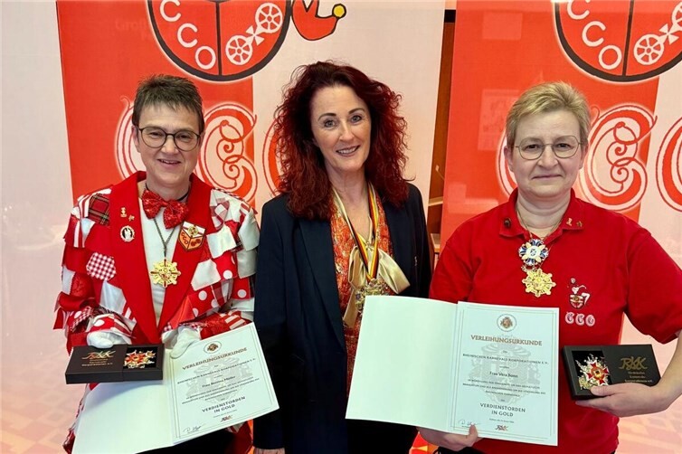RKK- Vizepräsidentin Britte Frede zeichnete Bettina Müller und Vera Bonn mit dem RKK- Verdienstorden in Gold aus. 