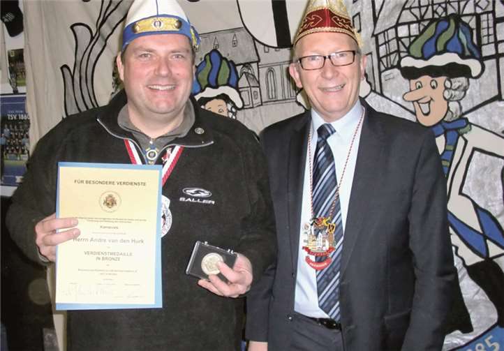 RKK-Vorsitzender Erwin Rüddel war eigens nach Leubsdorf gekommen, um Andre van den Hurk (l.) die Verdienstmedaille nebst Urkunde zu überreichen. privat