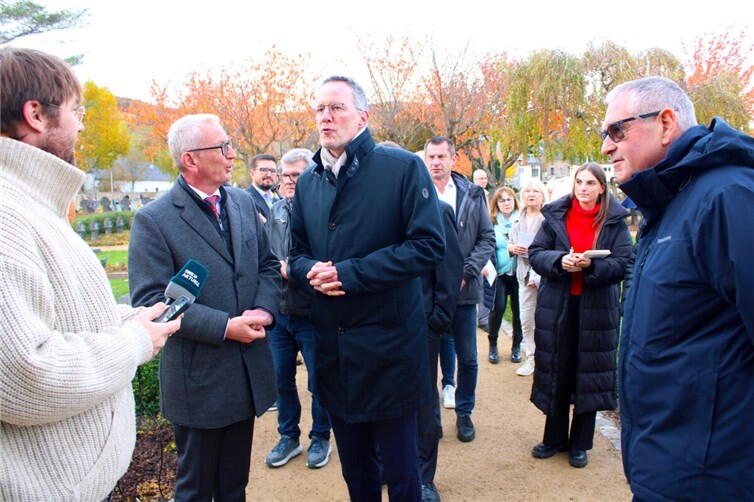 RLP-Innenminister Michael Ebling Zweiter von rechts) war zur Wiedereinweihung des Ahrtor-Friedhofs nach Ahrweiler gekommen.
