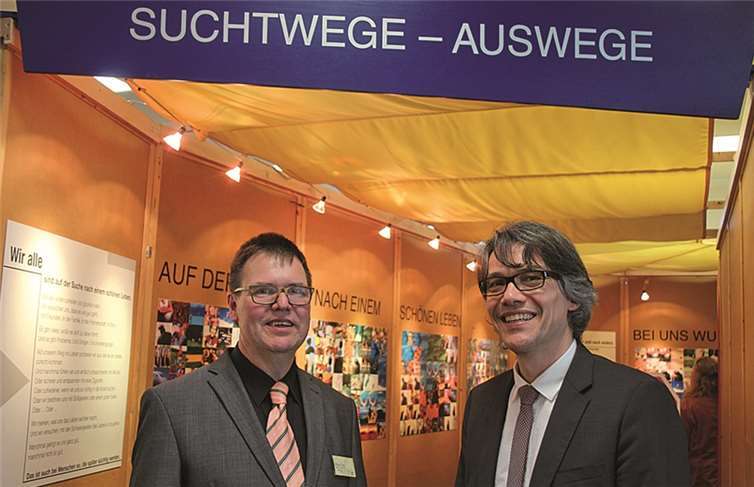 RMF-Pastoralreferent Felix Tölle (links) und Chefarzt Dr. Peter Hotz am Eingang der begehbaren Spirale „Suchtwege – Auswege“ – die auf beeindruckende Weise die Stationen einer Sucht beschreibt. Privat