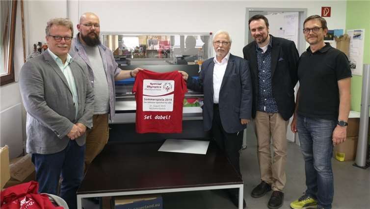 RMW-Geschäftsführer Thomas Hoffmann und RMW-Produktionsleiter Erik Wirtz stellten T-Shirts für Special Olympics 2019 vor, deren Druck von der Werkstatt hergestellt und gesponsert wird. Foto: Lebenshilfe Wirtz