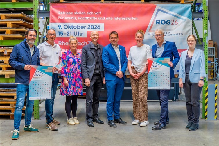 ROG26 vorgestellt: Bei Rhein-Blech präsentieren die Projektpartner das neue Veranstaltungsformatfür Rheinbachs Unternehmen.Personen auf dem Foto (v.l.n.r.)• Oliver Wolf, Vorsitzender Gewerbeverein Rheinbach• Peter Henkes, Rhein-Blech• Anna Höyng, LEADER-Region Voreifel – Die Bäche der Swist• Dr. Joachim Rasch, Geschäftsführer WFEG• Dr. Daniel Phiesel, Bürgermeister der Stadt Rheinbach• Ann-Kathrin Schäfer, Projektverantwortliche WFEG• Urban Plößl, plan deluxe• Sabrina Iven, plan deluxe