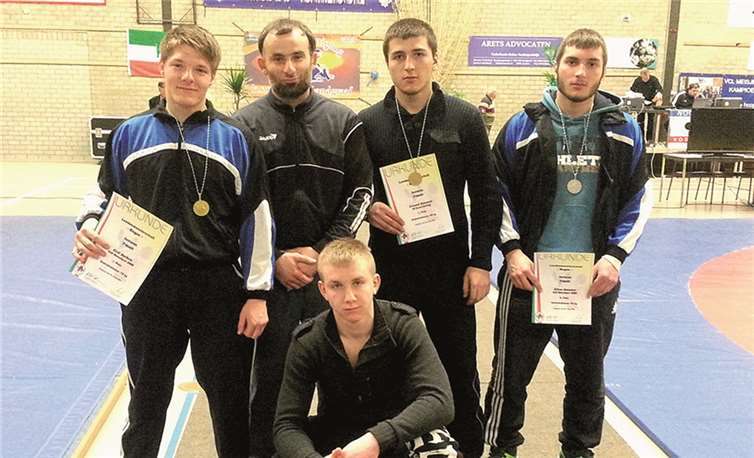 RSV-Trainer Rustam Khozajev mit den Teilnehmern der Landesmeisterschaft. privat