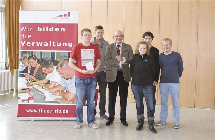 RTL-Anwalt Franz Obst (M.) aus Koblenz konnte in seiner gewohnt launigen Art viele Informationen den studierenden Beamtinnen und Beamten vermitteln. privat