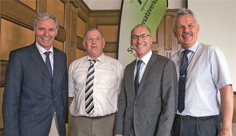 RVK-Geschäftsführer Eugen Puderbach (2. v. l.) freut sich ebenso wie die Bürgermeister (v. l.) Dr. Rolf Schumacher, Bert Spilles und Stefan Raetz auf die Verbesserung der Infrastruktur, die durch die umfangreichen Modernisierungsmaßnahmen auf der Voreifelbahn-Strecke erreicht werden sollen. VJ