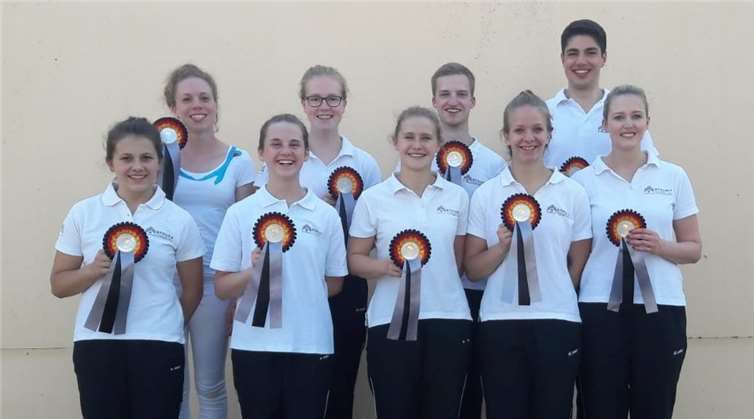 RVK-Mannschaftsfoto von Mainz-Bodenheim (v.li.) Annouschka Konitzer, Nadja Netzer, Ida Runkel, Sari Blum, Vivian Vankann, Oliver Schöttler, Nikola Becker, Jonathan Schumacher und Nina Kaul.Privat