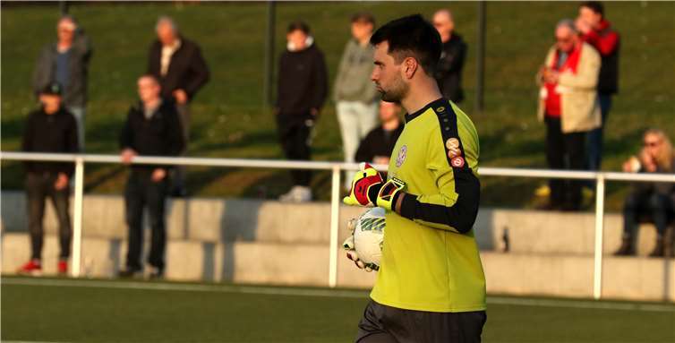 RW Koblenz durfte Tobias Oost einsetzen, obwohl er zuvor im Ligaspiel eine rote Karte erhielt. Die Sportfreunde sehen darin eine Ungleichbehandlung, da ihr Andreas Hundhammer unter ähnlichen Umständen für ein Pflichtspiel gesperrt wurde. SF Eisbachtal