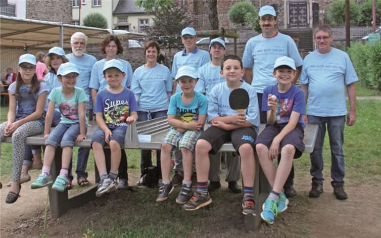RWE Deutschland unterstützt die Hatzenporter Elterninitiative bei der Anschaffung einer Tischtennisplatte aus Beton. privat