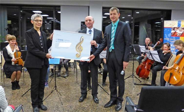 RWE Deutschland unterstützt die Kreismusikschule Mayen-Koblenz: Karolin Thiel, Fachlehrerin an der Kreismusikschule, Rudi Zenz, erster Beigeordneter des Landkreises Mayen-Koblenz und RWE-Kommunalbetreuer Michael Dötsch beim Adventskonzert der Kreismusikschule. privat