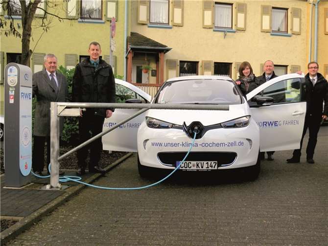 RWE Regionalleiter Michael Dötsch (2.v.l.) übergibt Landrat Manfred Schnur (1.v.l.) das von der RWE gesponserte Elektroauto für den Landkreis Cochem-Zell. privat