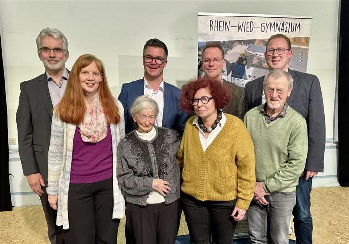 RWG-Direktor Helmut Zender, Stefanie Roth (Maximilian-Kolbe-Werk), Zeitzeugin Henriette Kretz, Bürgermeister Peter Jung, Valérie Jülich-Albeck (Leiterin Landesschule für Blinde und Sehbehinderte), WHG-Direktor Frank Michael Strauss, Walter Sefrin (2. Vorsitzender Deutsch-Israelischer Freundeskreis Neuwied) und Kreis-Beigeordneter Philipp Rasbach.Fotos: Stadt Neuwied / Ulf Steffenfauseweh