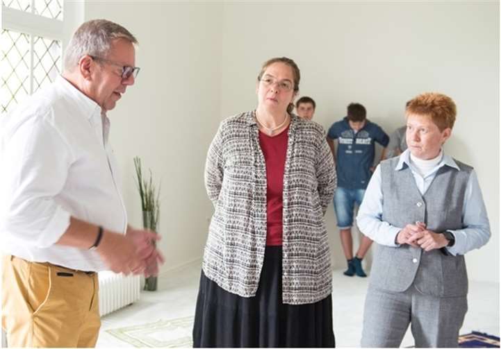 Rabbinerin Gesa Edenberg und Bundestagsvizepräsidentin Petra Pau im Gespräch mit Günter Klein.
