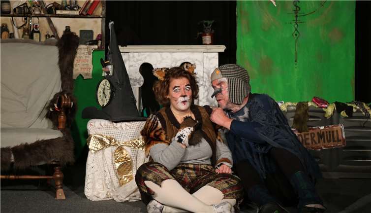 Rabe Jakob klärt Kater Maurizioüber die Machenschaften seines Herrn auf.