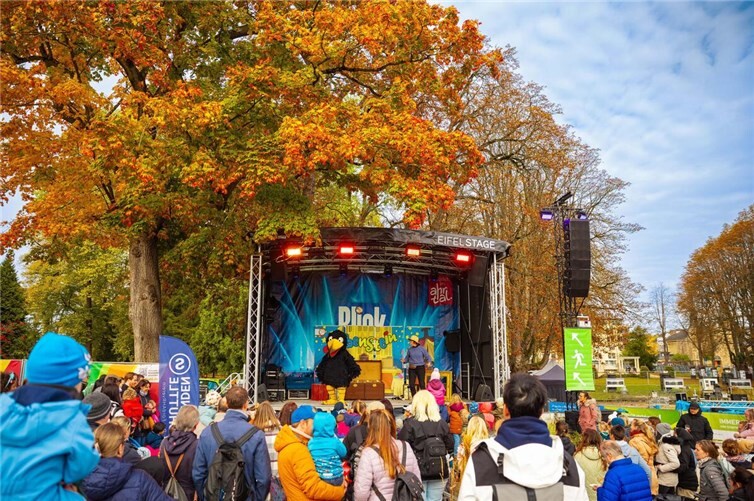 Rabe Rudi war der Stargast beim Familientag im Kurpark. Foto: Max Harrus
