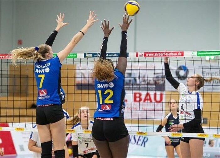 Rachel Anderson, Spielerin des Tages, im Block mit Sarah Kamarah.Foto: Eckhard Schwalbe