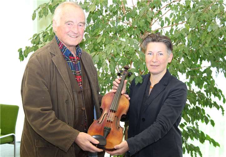 Rachel Büche nimmt die großzügige Spende von Dieter Vosswinkel freudig entgegen.Foto: Pressestelle der Kreisverwaltung