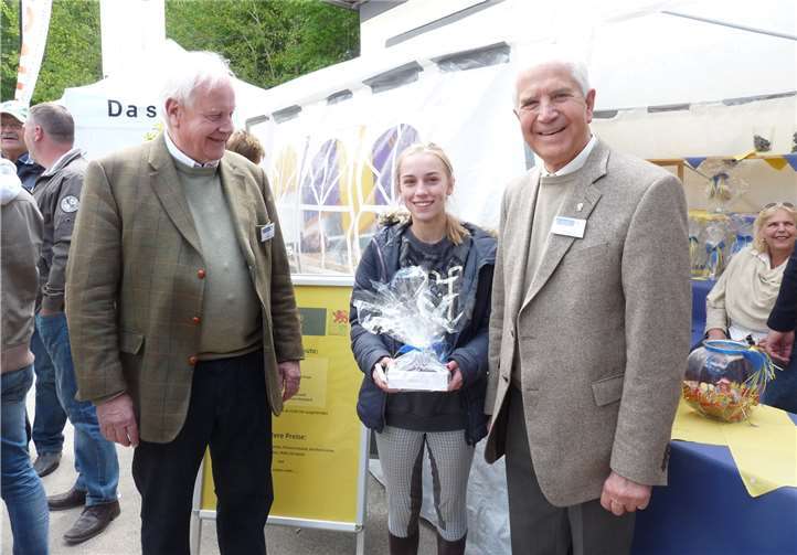 Rachel Steubesand ist über ihren Gewinn eines iPhones 6 S genauso erfreut wie Theodor Dingler und Cetin Sengonca vom Lions Club Bonn-Venusberg über den Erfolg der Tombola.Dieter Ohm