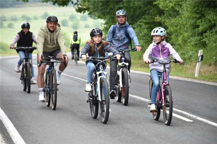 Radfahren auf der gesperrten Wiedtalstraße hier bei Hausen macht einfach Spaß.  Fotos: HEP